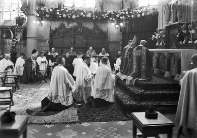 129826 Afbeelding van de inwijding van aartsbisschop mgr. J.H.G. Jansen in de Kerk van O.L. Vrouw ten Hemelopneming ...